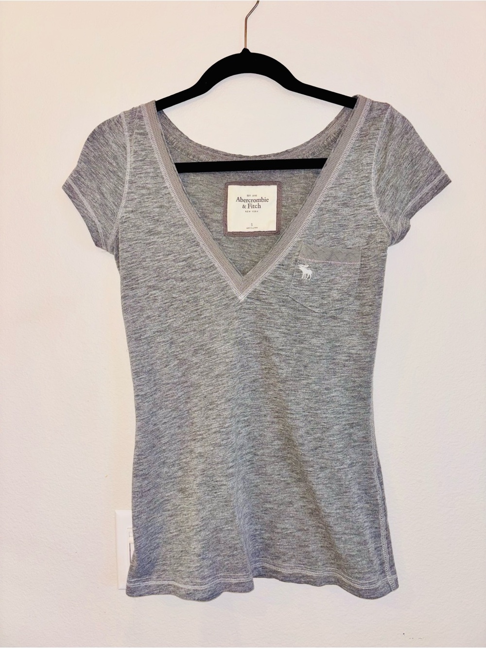 Vintage early 2000’s Abercrombie & Fitch Women's Gray V-Neck Tee